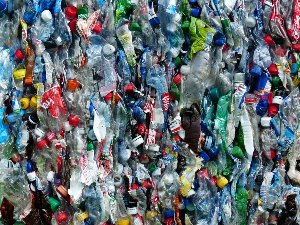 Plastikflaschen beim Recycling