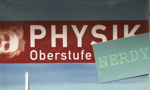 Physikbuch aus der GyO mit NERDY-Sticker