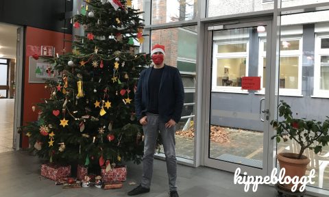 Herr Dr. Einhaus vor einem Weihnachtsbaum