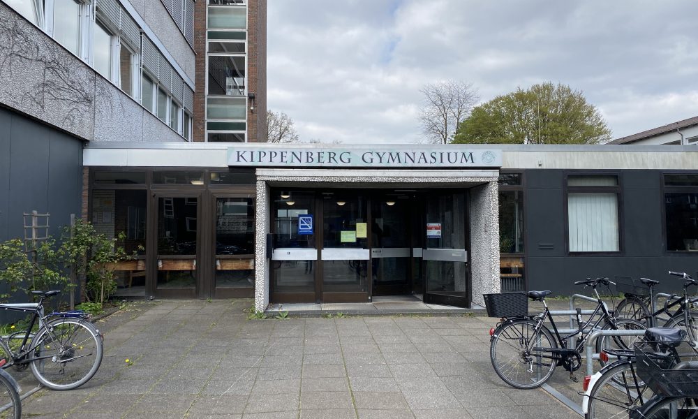 Schuleingang mit Schriftzug „Kippenberg Gymnasium“